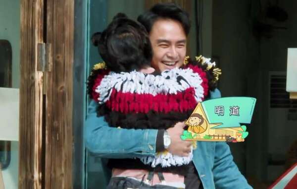 张歆艺手接素人孩子的呕吐物,网友:路转粉