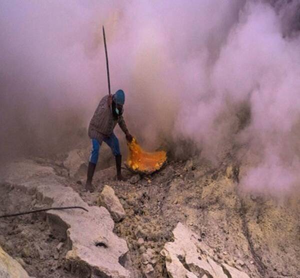 火山喷发形成大量黄金,150名矿工不要命的搬运