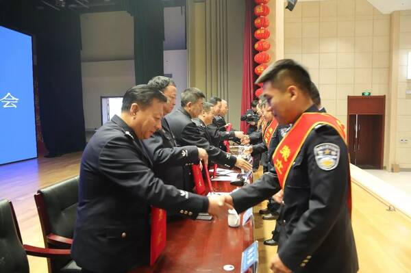市公安局:全体民警集体嘉奖一次,民警每人奖金