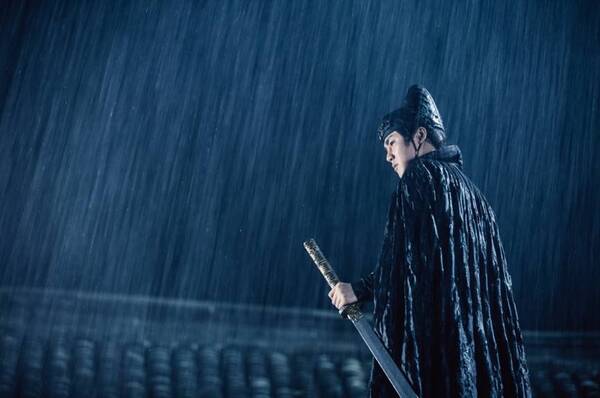 动作戏无疑是古装武侠电影最大的看点,片中拳拳到肉,刀刀见血的写实