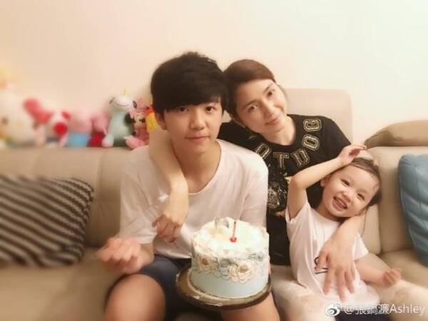 46岁洪欣素颜抽烟 颜值在线女神魅力不减