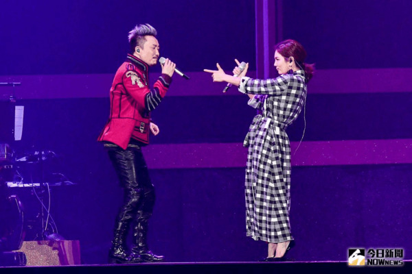 难敌Ella飞扑 郑中基十指紧扣制造浪漫