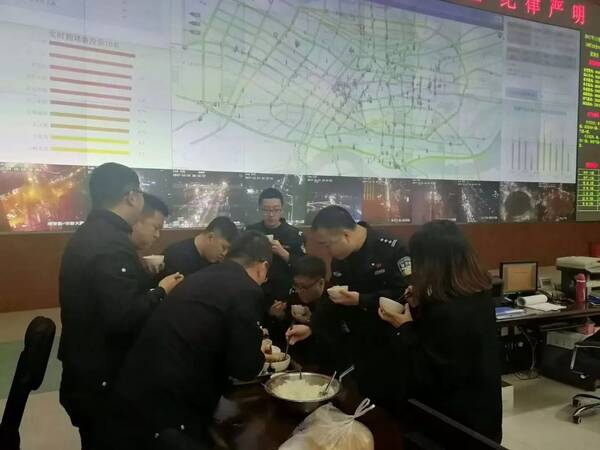 沈阳交警使用新设备查酒驾 快速准确 实时上传