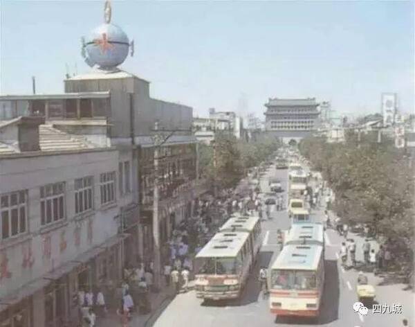 图为90年代的前门大街,前门大街是北京非常著名的商业街.