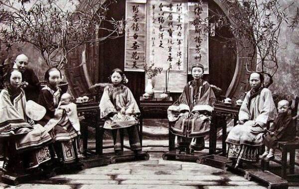 清末民初的罕见多妻照,厉害了我的哥