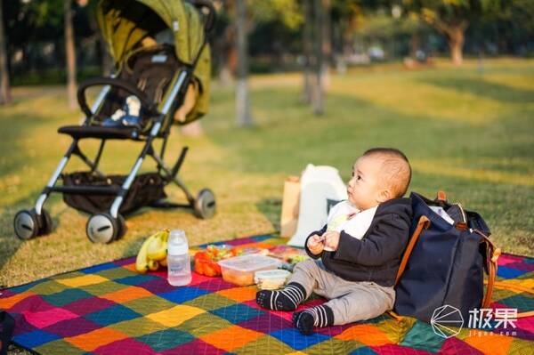 能单手折叠的婴儿车,宝妈带娃出行省心省力 - 