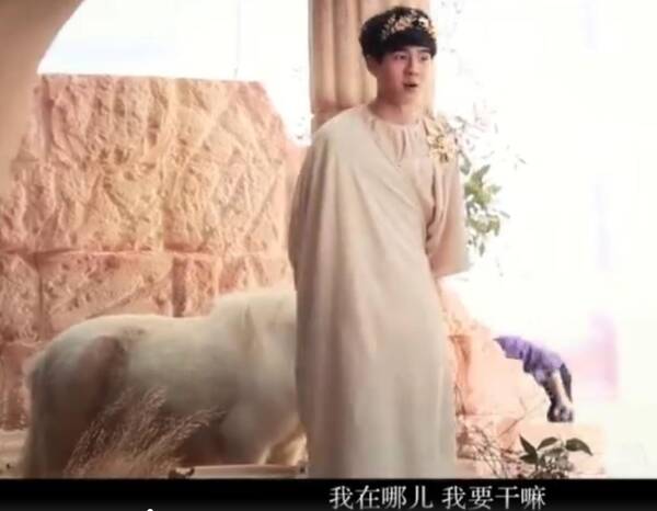 刘昊然扮演希腊男神,在拍摄现场话多的像个维
