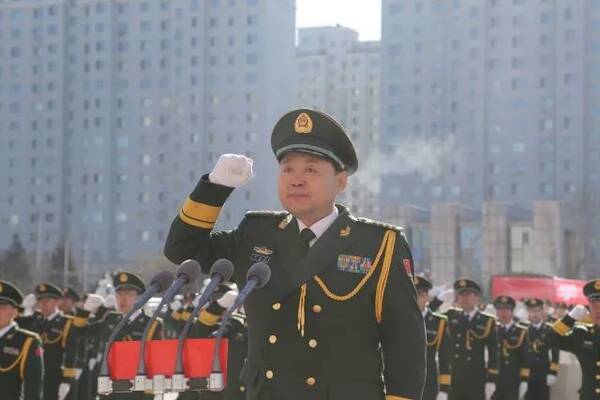 武警内蒙古总队以“重温习主席训词、向武警部队旗宣誓”的特殊方式庆祝重新组建35周年