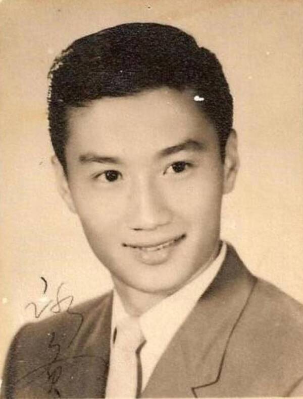 李咏换发型秒变帅大叔堪比整容，网友直呼:年轻版谢贤!