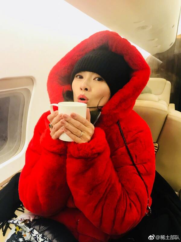 章子怡的手也太吓人了!网友:干枯得像大妈!