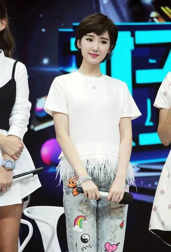 该向毛晓彤学习的不止是分手,11个穿搭,像个没烦恼的