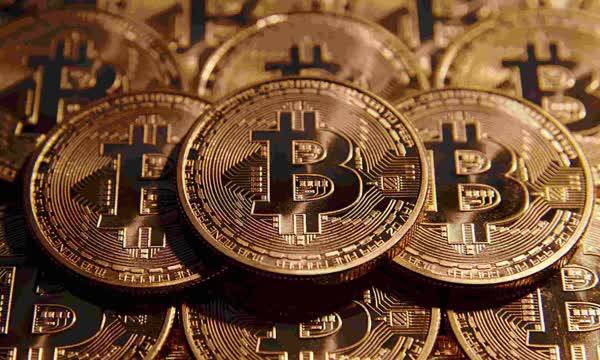 据21世纪经济消息称,敏锐的华强北商人没有错过这波淘金热。21世纪经济报道记者日前走访被称为中国电子第一街的华强北,在过去以电脑以及配件为主营业务的赛格电子广场,3-6楼多家商铺开始从事矿机生意。 比特币是一种依据特定算法并经过特定程序大量运算之后产生的数字虚拟货币,而矿机则是其专业的生产工具。简单地说,矿机就是专门针对比特币算法需要优化定制的电脑主机设备。 这里现在靠这个(矿机生意)盘活,现在的矿机就像过去的苹果手机,一位位于赛格电子广场6楼的老板说。 矿机火爆 一位IT行业人士解释