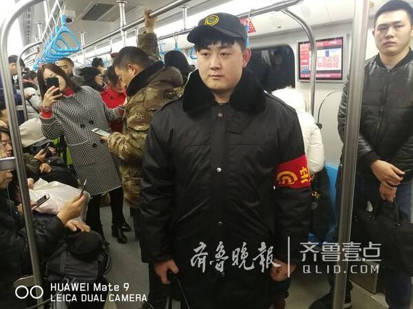 据青岛地铁安保部主任能宗鹏介绍,2月1日开始,青岛地铁逐步提升安保安检工作等级,按照逢包必检、逢液必检、逢疑必查原则,在2、3号线辽阳东路、五四广场等16个车站启动人物同检安检等级,请广大市民注意并积极配合。为保障乘客快速通过安检,青岛地铁将采取以下措施,一是增配巡车保安员,加强列车车厢安全巡查,及时劝阻乘客不文明行为。二是增配安检门,普通车站一机一门,重点车站一机两门,启动人过安检门,物过安检机,可疑情况启动人工精检一体化安检模式,春节前将完成辽阳东路、五四广场等16个车站安检门安装