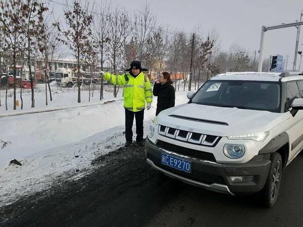 石河子交警支队采取多项措施开展春运暖冬行