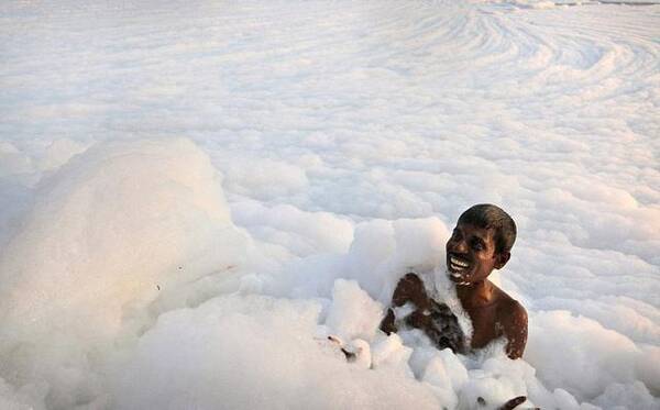 肮脏的河流,污染如此严重的原因却是随地大小便