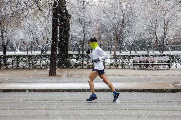 马德里遭遇大雪,西班牙小哥穿短裤跑步