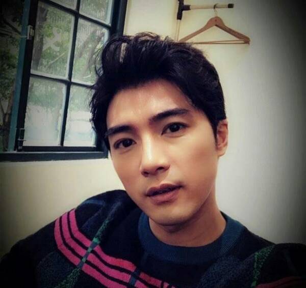 贺军翔女儿一岁生日,美宝戴假发扮老太太萌态