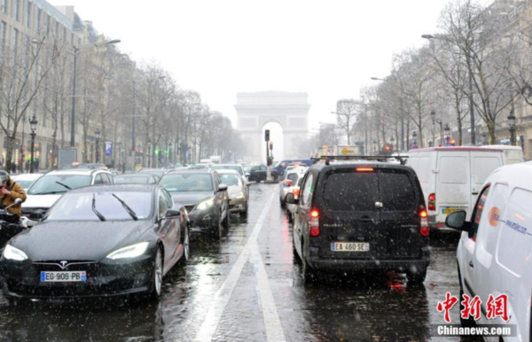 法国27个省维持橙色警报 大雪致巴黎人难出门