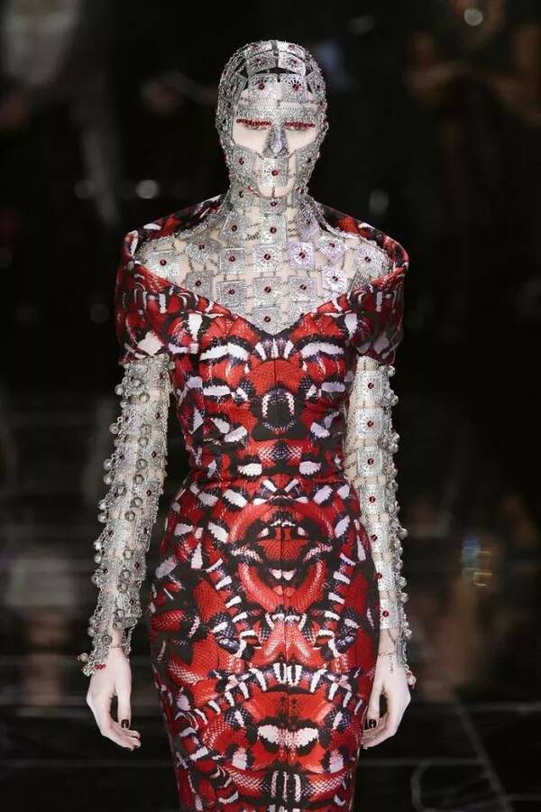 向死而生的设计鬼才:超模、明星都抢着穿他的