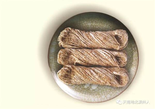 荞麦酥糖把面包酱抹在芝麻草莓上图片