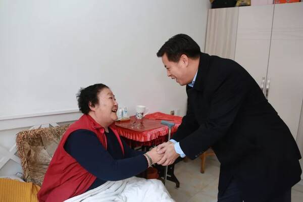 温暖泰达,开发区领导入户慰问困难职工