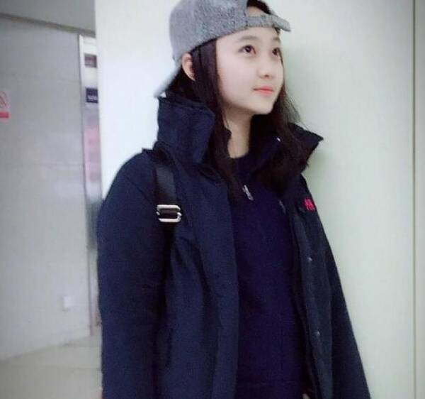 林妙可瘦出尖下巴合照抢着站中间!关晓彤买菜