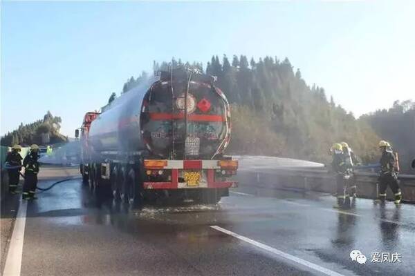 【惊险】保山一油罐车拉着30吨汽油突然起火