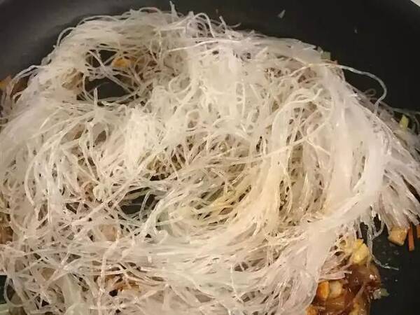 素材版超简单蝴蝶上树,给春节宴席加道蚂蚁描写素食的现代诗图片