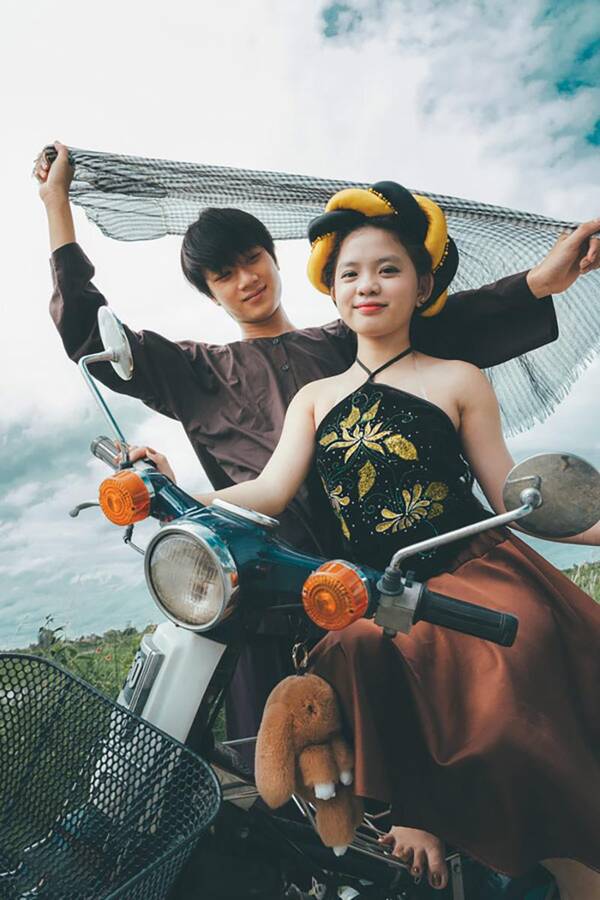 这对越南情侣有最萌身高差,女孩只到男孩肩膀