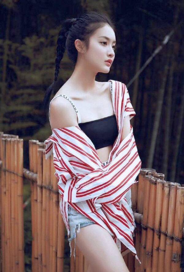 她是胡歌的拉拉队长,被称景甜二号,参加《花