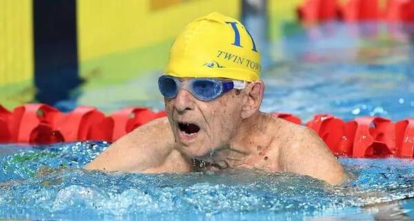 99岁大爷勇破男子50米自由泳世界纪录,完美诠