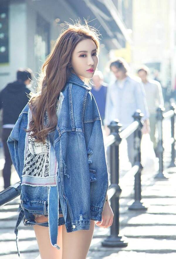 极品诱惑大长腿超短牛仔裤气质美女程梓写真图