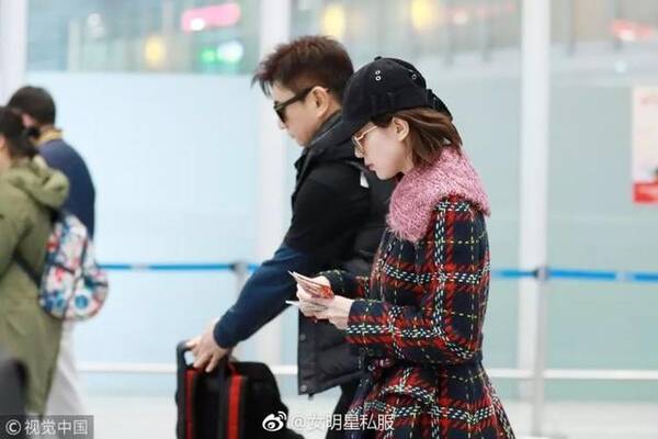 吴奇隆现身机场,脖子好粗和脸一样大,刘诗诗也