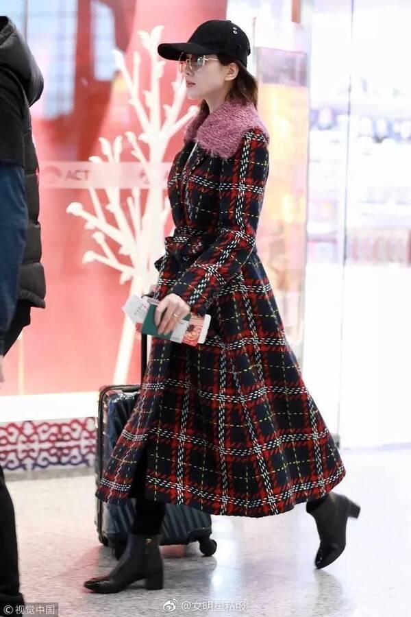 吴奇隆现身机场,脖子好粗和脸一样大,刘诗诗也