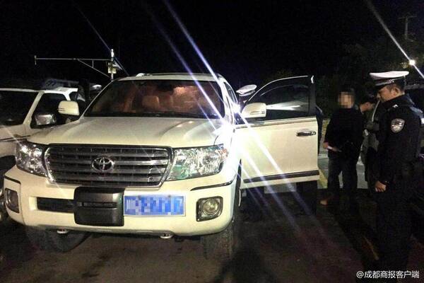 四川宜宾法院交警联动执行 查扣老赖6辆豪车