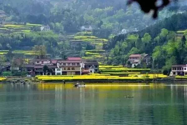 春日油菜花之旅:红寺湖(桃花岛、天鹅湖、楠竹林生态园)汉山(最佳摄影基地之一、山顶有农家乐)茶园(梯田茶区)石泉古城汉阴油菜花海凤堰古梯田大同鲁家村恒口古镇 秦岭西线:西安200km佛坪县(周至老县城)洋县(华阳古镇)城固县(张骞墓、上元观古镇)汉中褒河石门风景区勉县(武侯祠、武侯墓、定军山、月亮湾温泉)略阳县(摩崖石刻)青木川九寨沟 102国道旬河峡谷之旅:西安宁陕筒车湾悠然山牛背梁国家森林公园柞水(天佛洞)镇安青铜关赵湾旬阳段家河樱桃沟蜀河