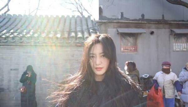 沈月经纪人早就出道了,长得水灵歌喉惊人,合照