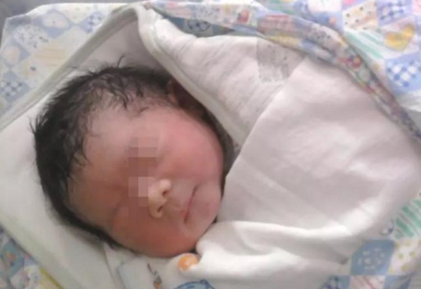 23岁孕妈分娩当天,产房外来了20多个娘家人,网