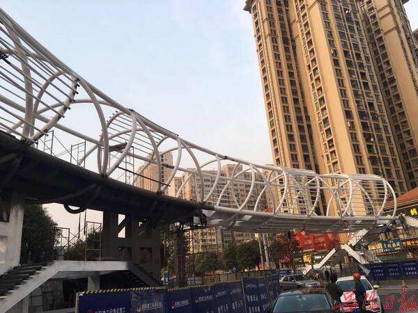 赞!岳阳市十五中钢结构天桥已初具雏形