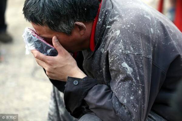 父亲痴呆,亲生儿子不愿意照顾,养女接回婆家,3