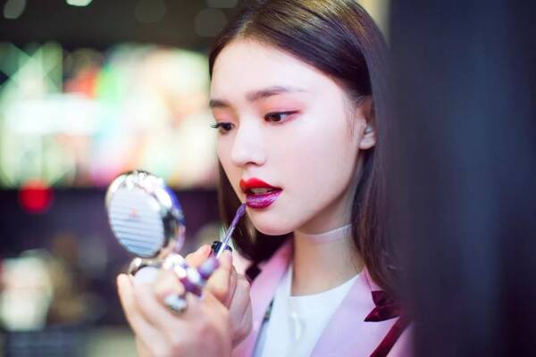 围观| 林允美妆博主又上身,最近爱上了大热的M