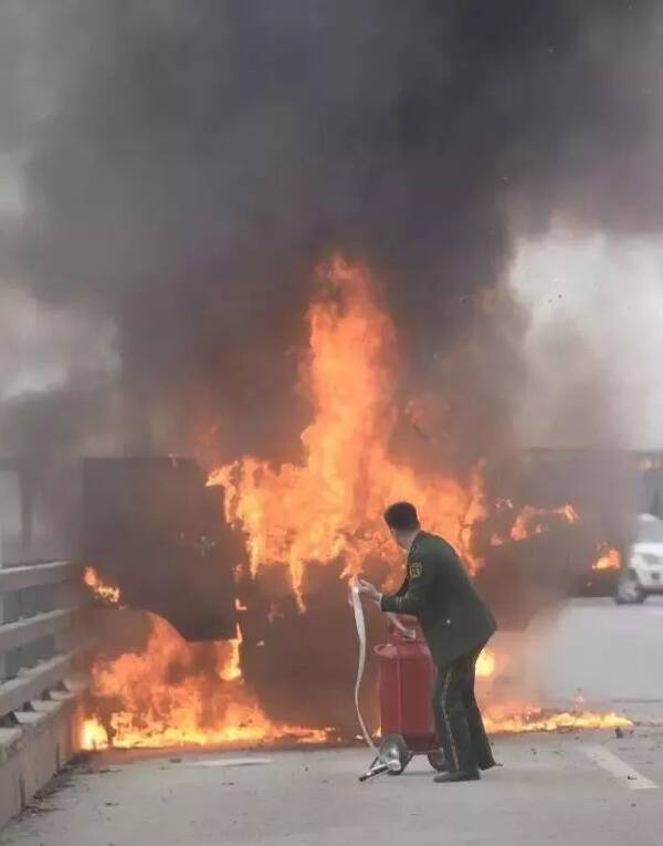 点个赞!这名消防小哥的背影刷屏了!