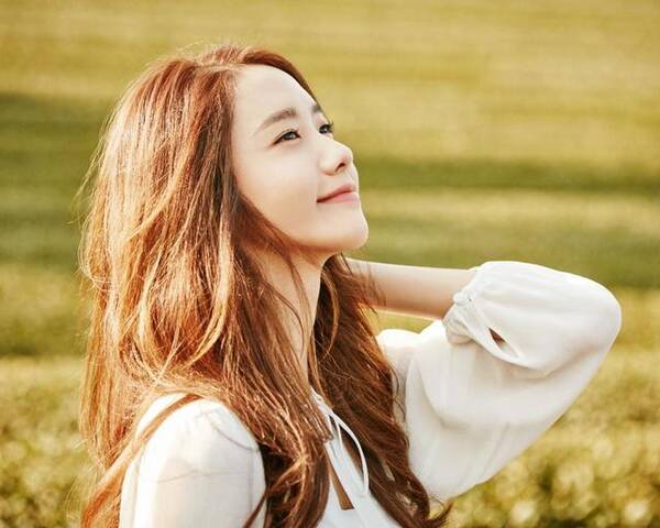 宋慧乔的笑容温婉甜美,林允儿笑起来也很惹人爱