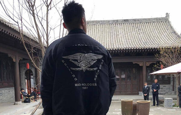 余文乐再次示范神秘单品,MADNESS第二家店