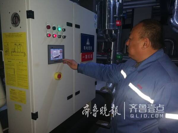 (在东海路的污水源供热泵房,工作人员在展示泵房的控制系统。) 位于青岛市城阳区双元路的华金污水源热泵项目现日平均处理污水量约2000吨,实际供热建筑面积约为7700平方米,项目运行以来实现了良好的供热效果。 空气源供热:能效是空调的2倍以上 除了污水源供热,青岛利用空气源热泵供热的项目也不少。 在李沧区实验幼儿园,5台70千瓦空气源热泵可以实现4800平方米的供热。今年是该校第一个供热季,供热效果和反响都很好。像今天这个温度,我们设置出水温度50度,就能保证学生的教室内温度25度。青岛能源集团开源新能