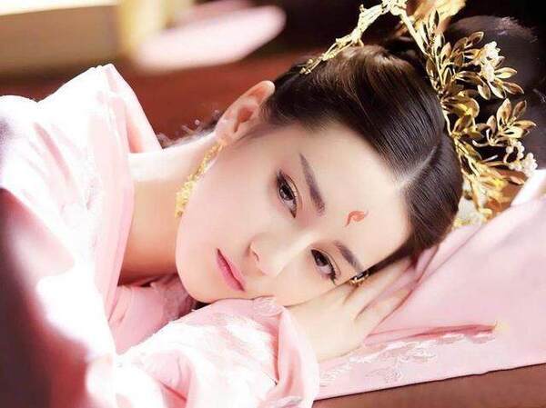 娱乐圈中粉丝数量过千万的4位女星,迪丽热巴上