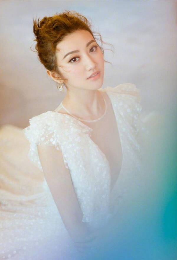 景甜的五官分开来看说不出哪美,合起来真的美