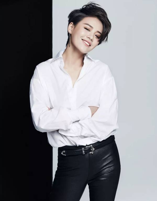 大家都在死磕修皮肤时,顶尖时尚商业修图师在