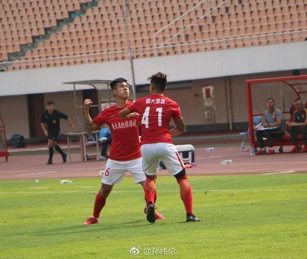 闹剧!恒大预备队球员场上互殴被罚下 队友拉都