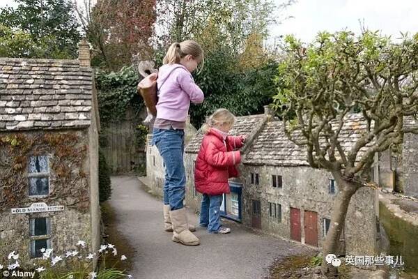 英国这只能看不能住的神奇小村…里面的门,比